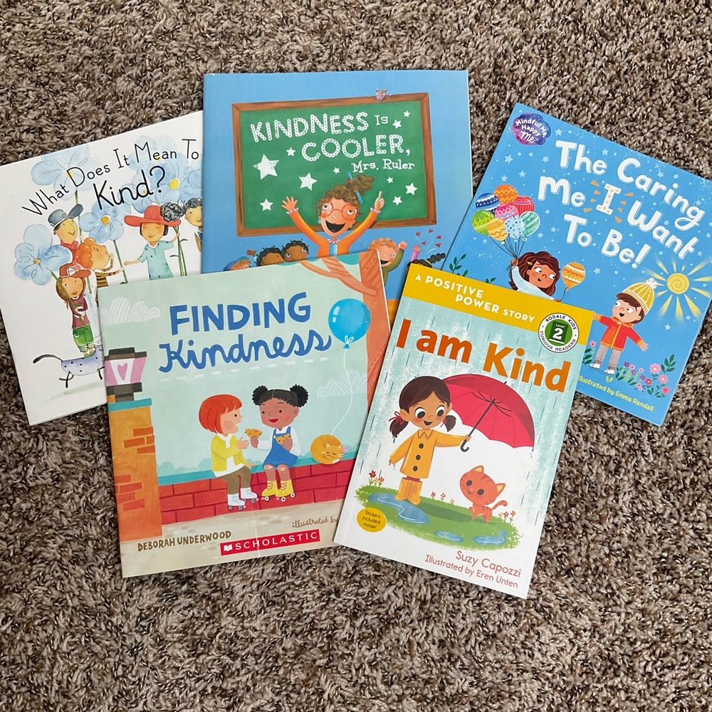 🆕NWT 5 Book Bundle of paperback Scholastic Books about Kindness!